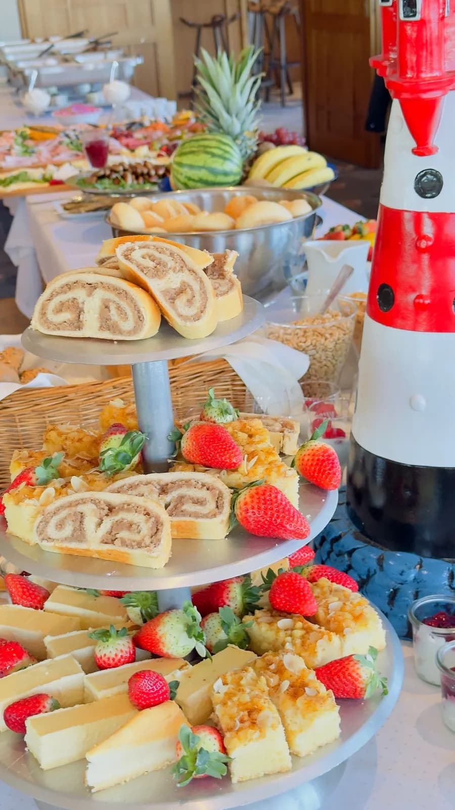 Kuchen-Etagere beim Frühstücksbrunch im Restaurant Weserblick