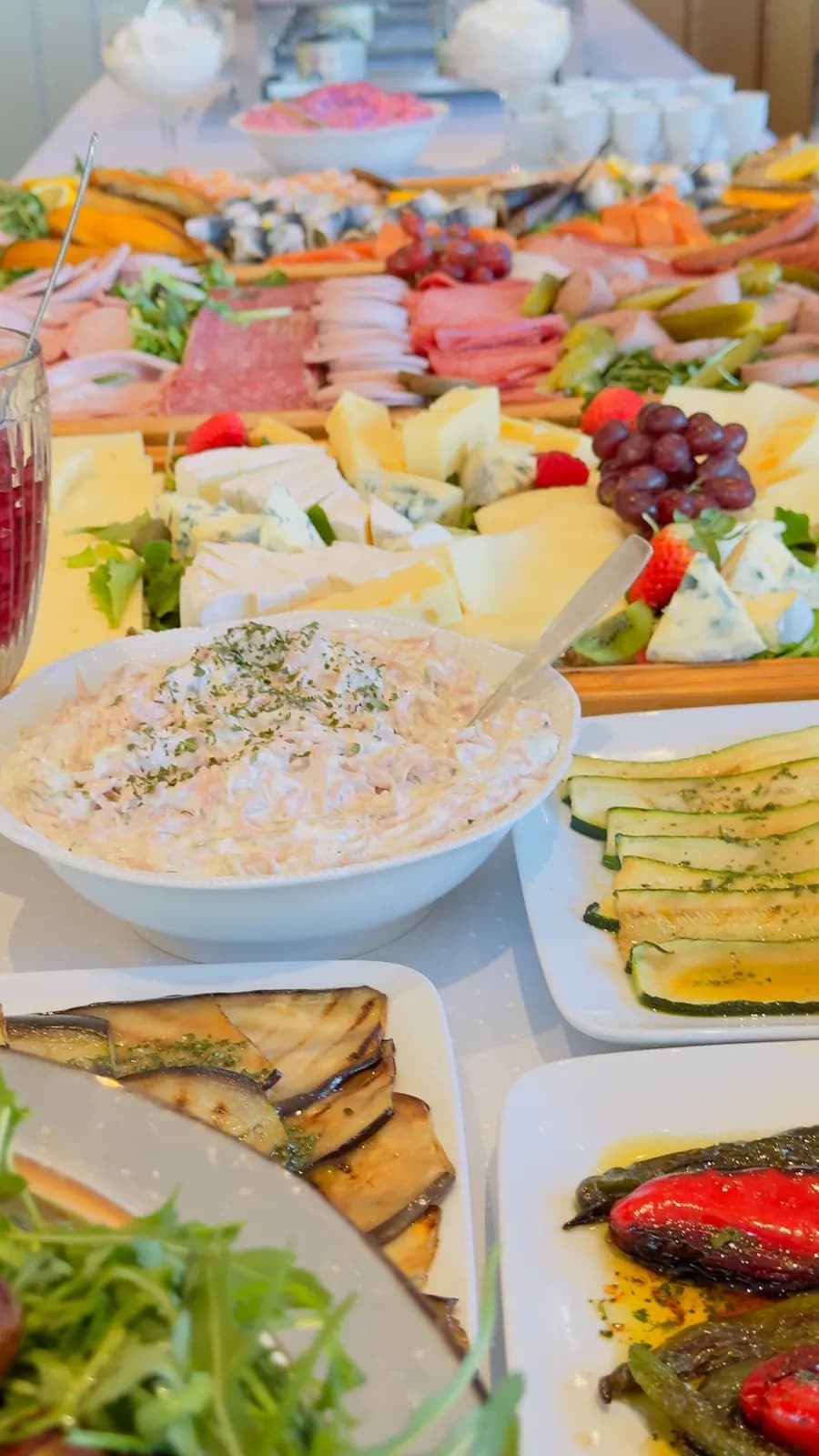 Buffet beim Frühstücksbrunch mit Salaten, Aufschnitt und Käse