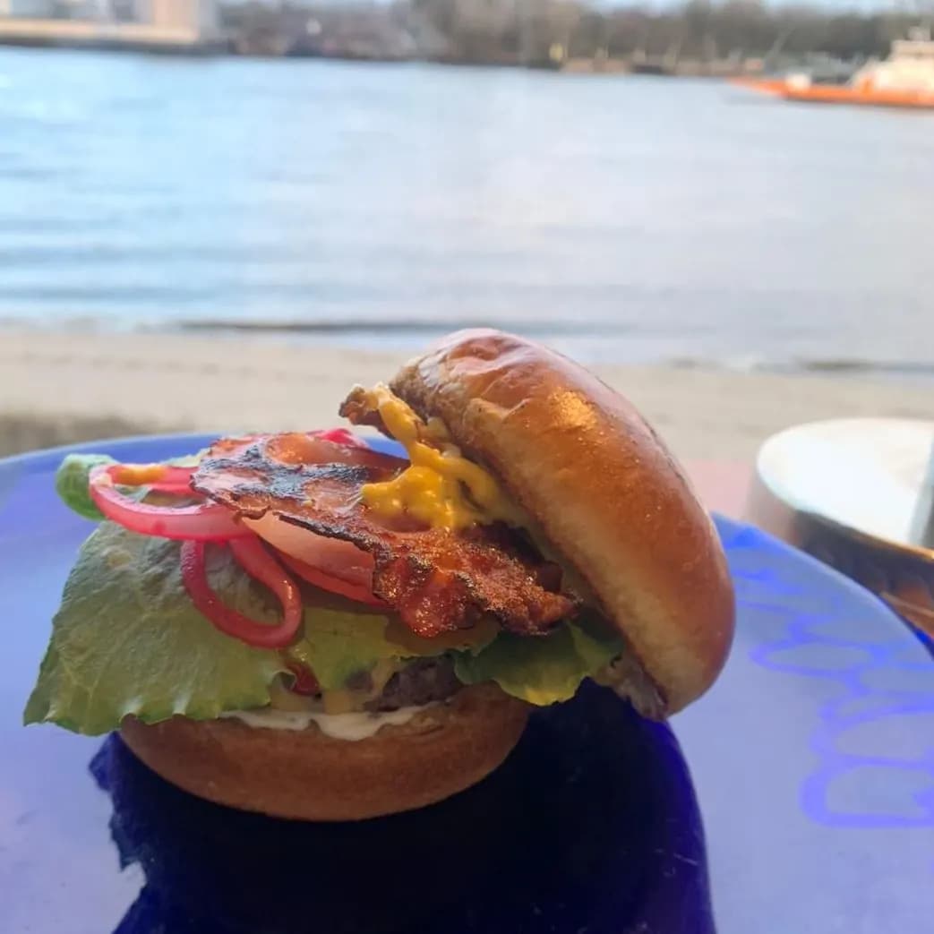 Burger auf der Terrasse mit Blick auf die Weser