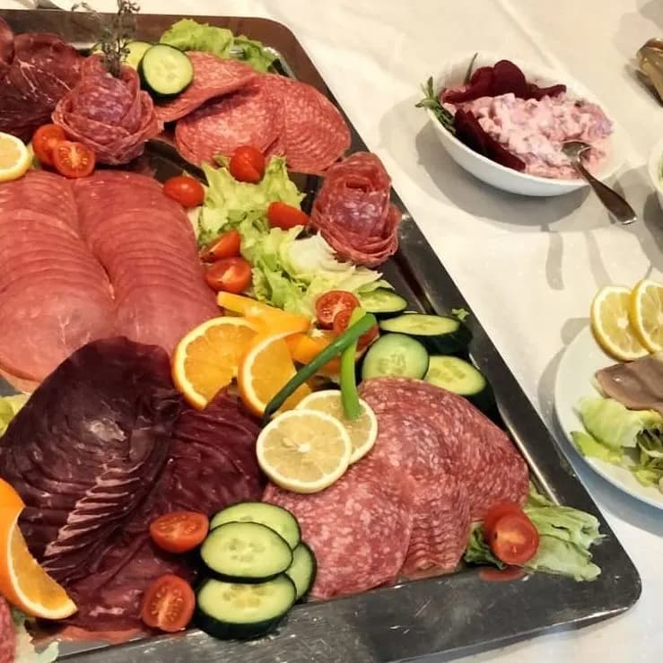 Carpaccio-Platte mit Rucola und Parmesan