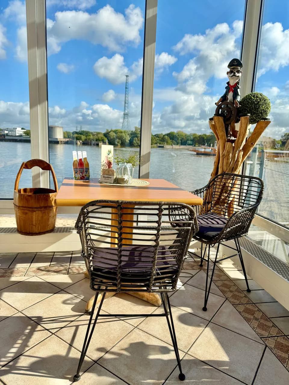Tisch für zwei direkt am Fenster mit Blick auf die Weser