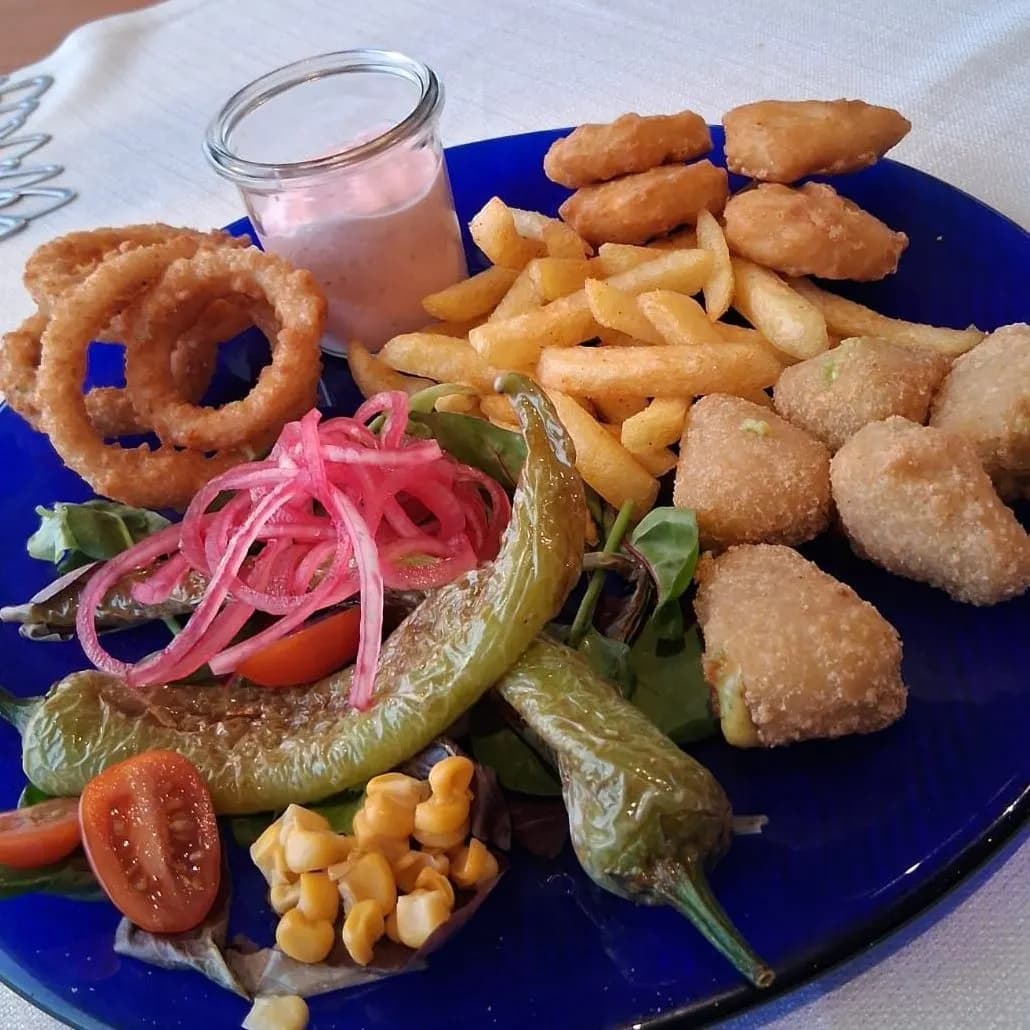 Fischplatte mit Backfisch, Calamares und Zwiebelringen