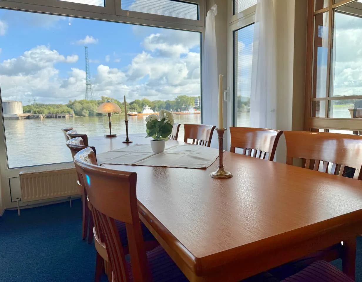 Lange Tafel am Fenster des Gastraums mit Blick auf die Weser