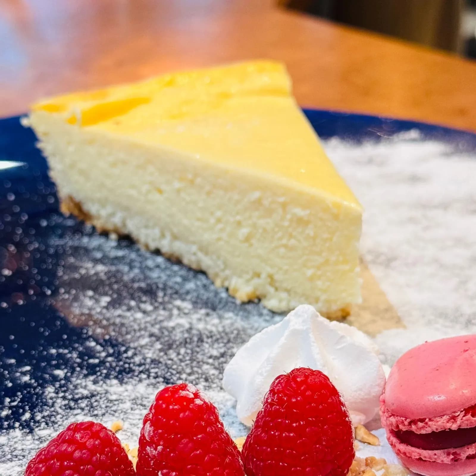 Käsekuchen mit Himbeeren und Sahne