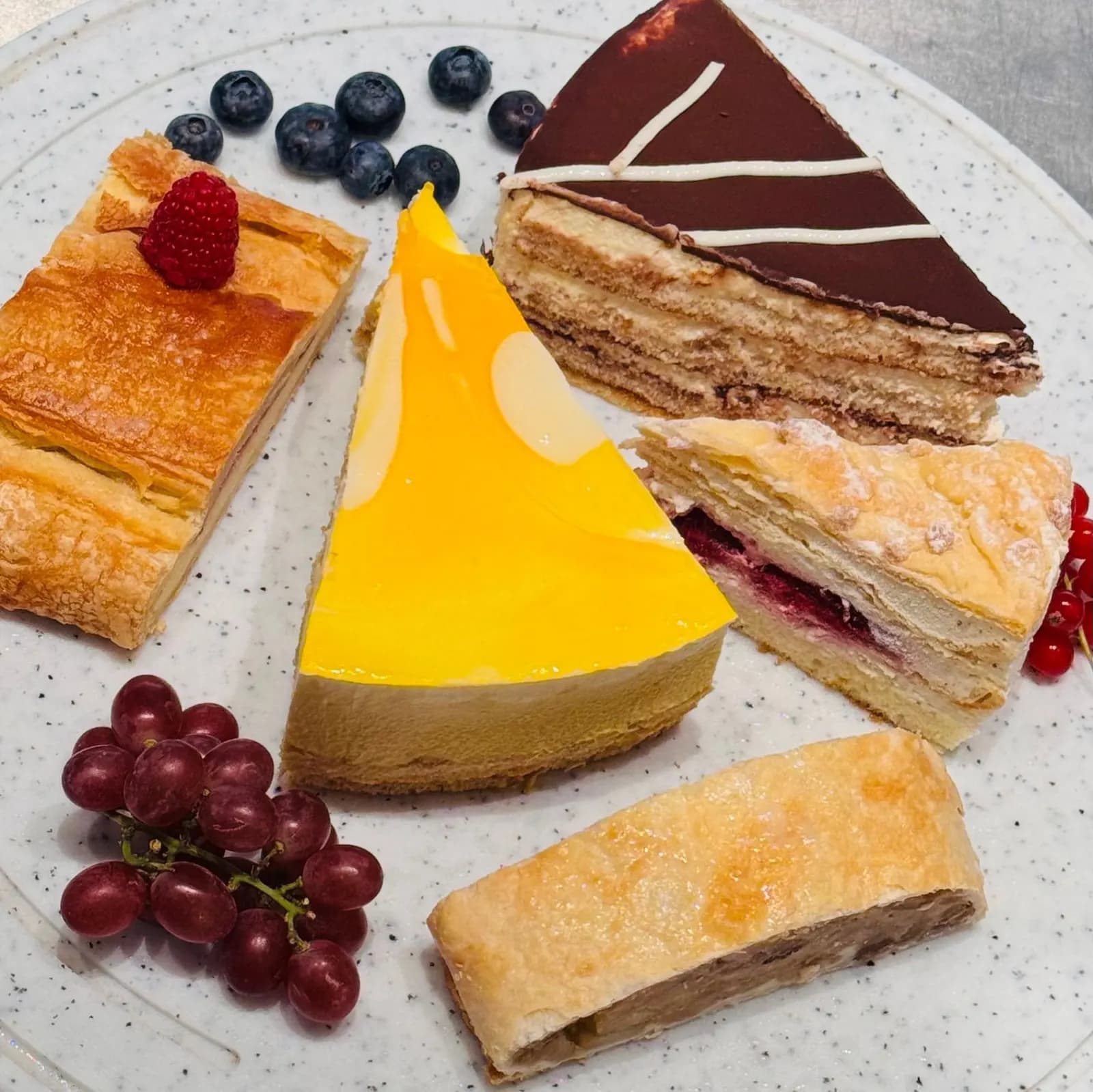 Täglich wechselnde Kuchen und Torten