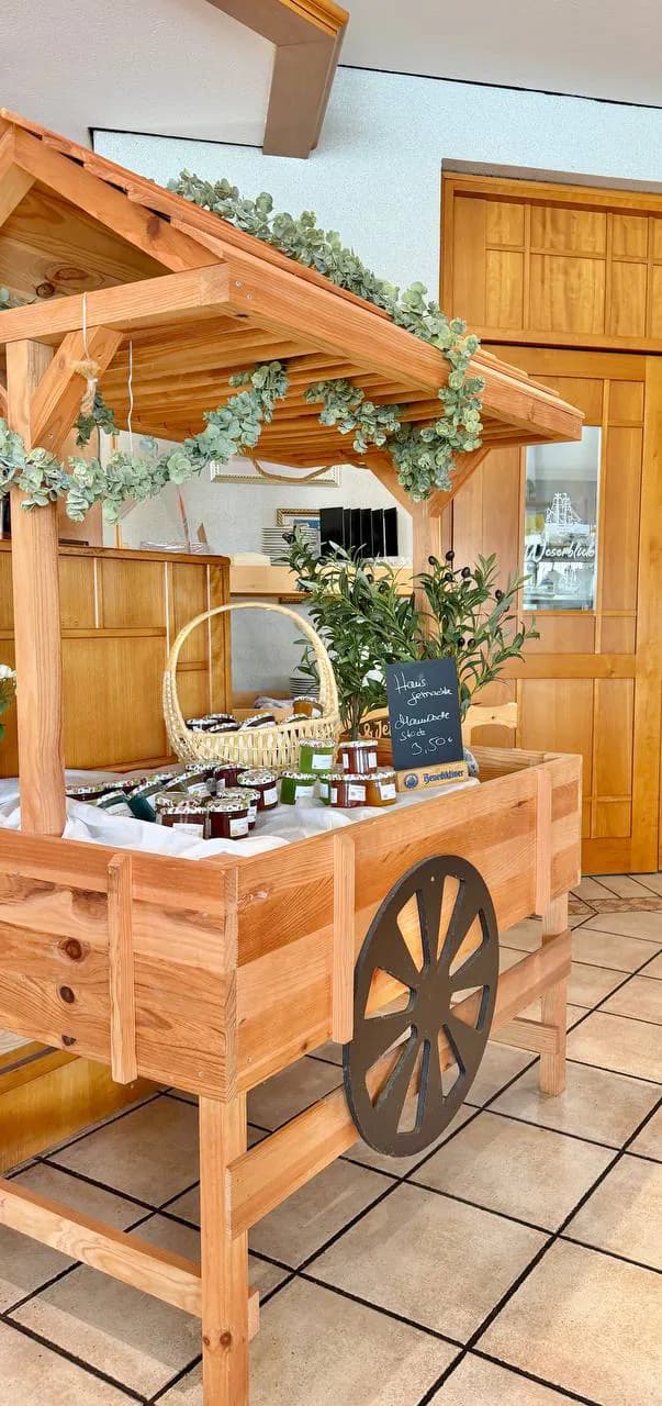 Wagen mit hausgemachter Marmelade im Restaurant Weserblick
