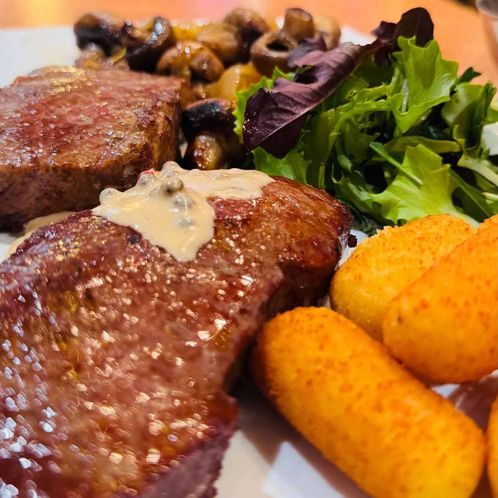 Rumpsteak mit Kräuterbutter und Kroketten