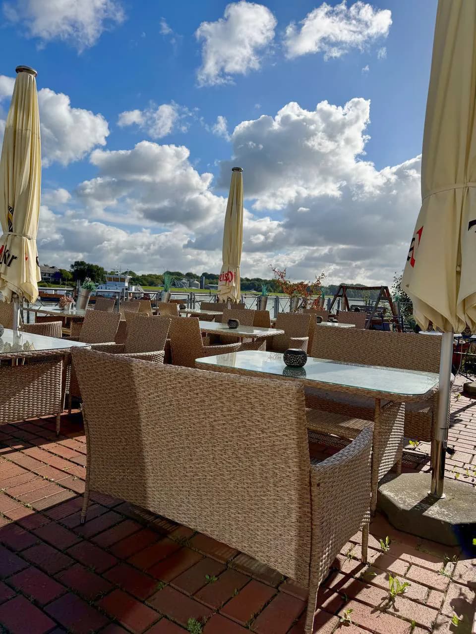 Terrasse des Restaurants Weserblick mit Blick auf Weser und Anleger
