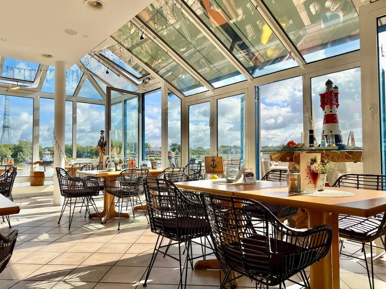 Wintergarten mit Glasdach und Blick auf die Weser im Restaurant Weserblick