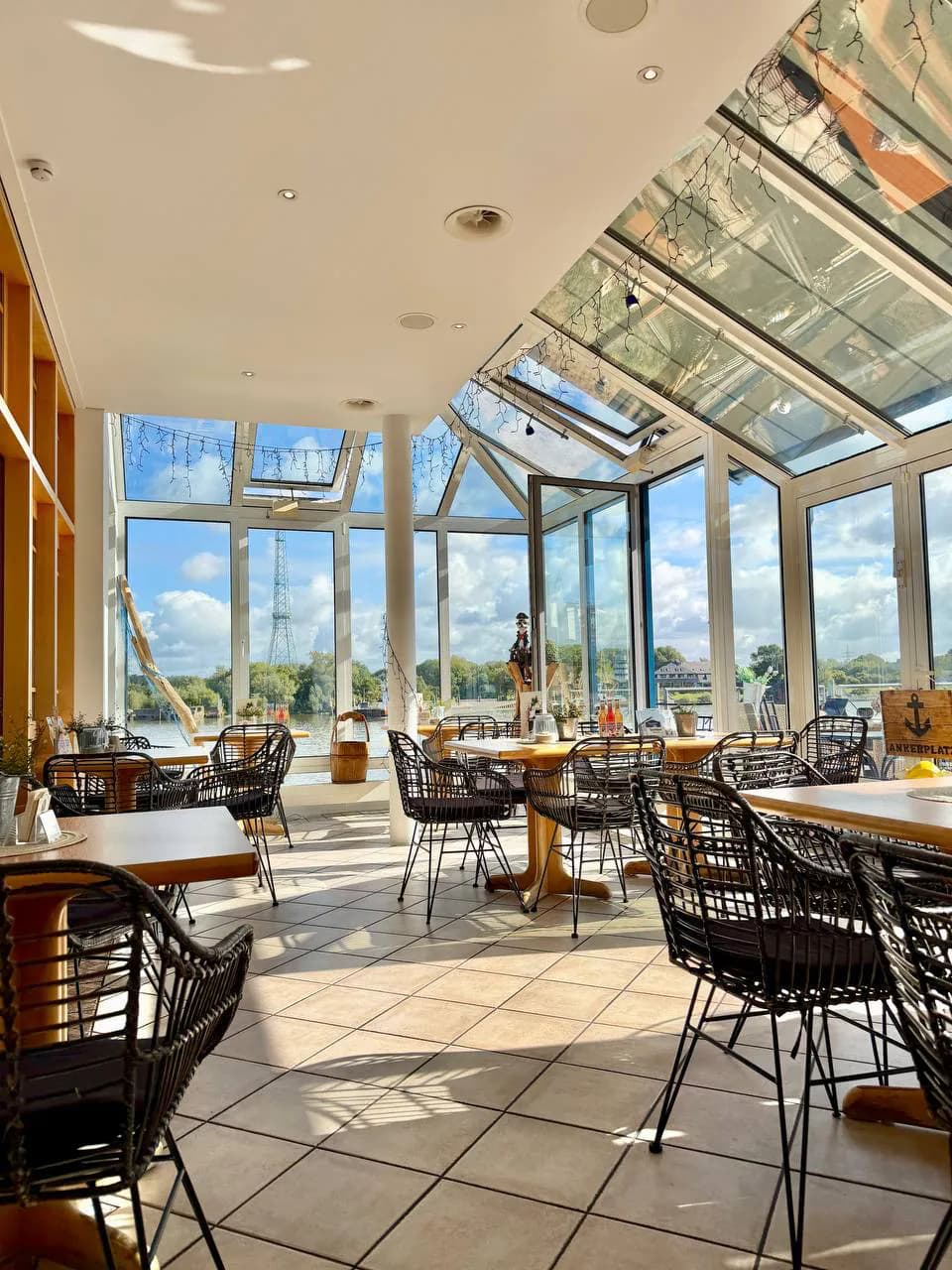 Sitzplätze im Wintergarten des Restaurants Weserblick