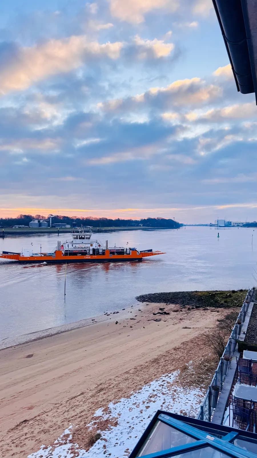 Fähre auf der Weser am Abend