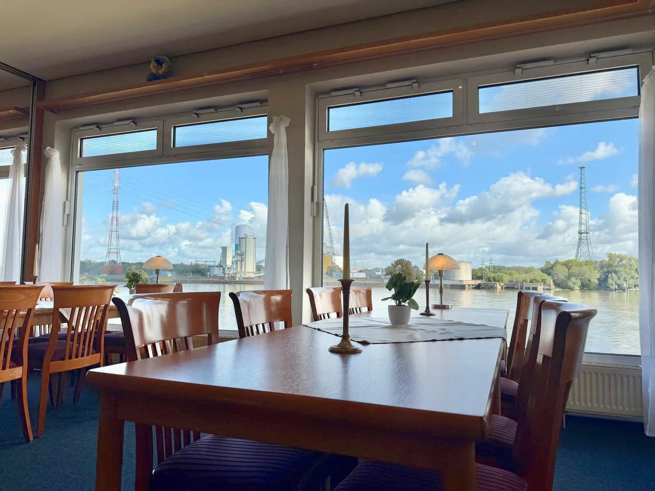 Gastraum mit Fensterfront und Blick auf die Weser