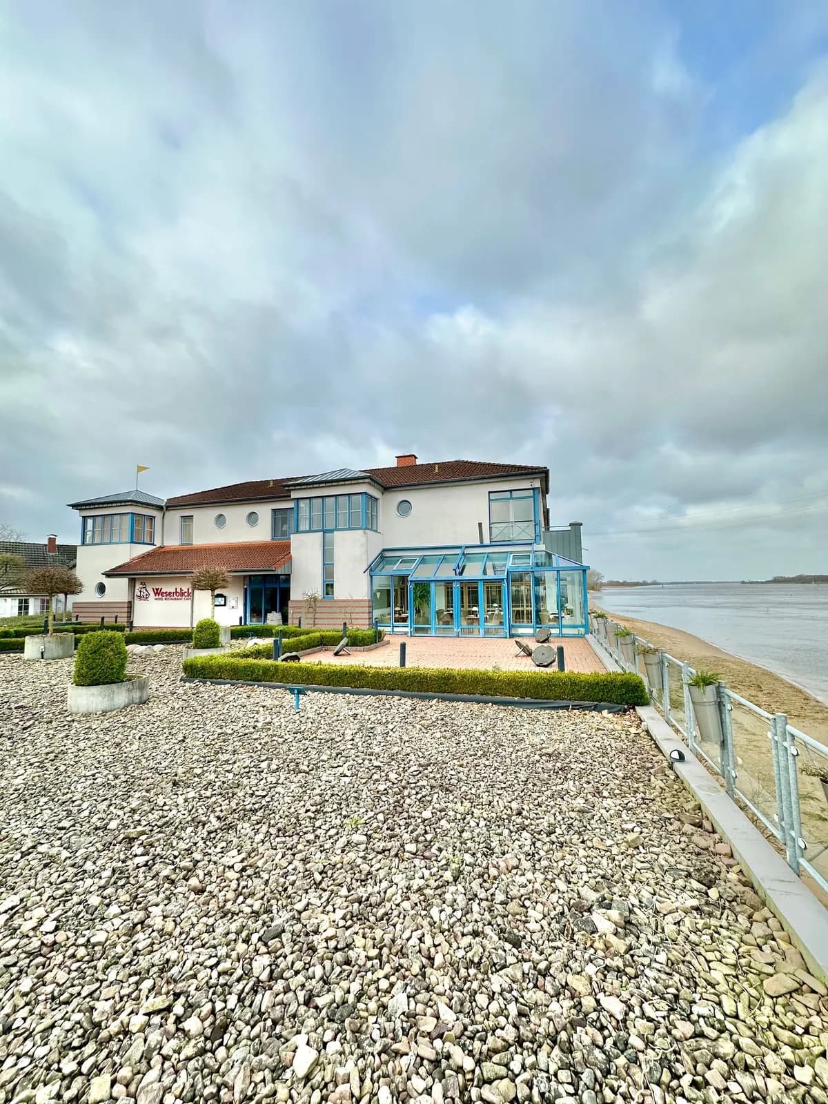 Das Gästehaus vom Strand aus