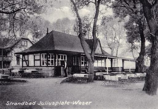 Alte Postkarte: Gaststätte mit Fachwerkpavillon und Gartentischen unter hohen Bäumen, Aufschrift Strandbad Juliusplate-Weser