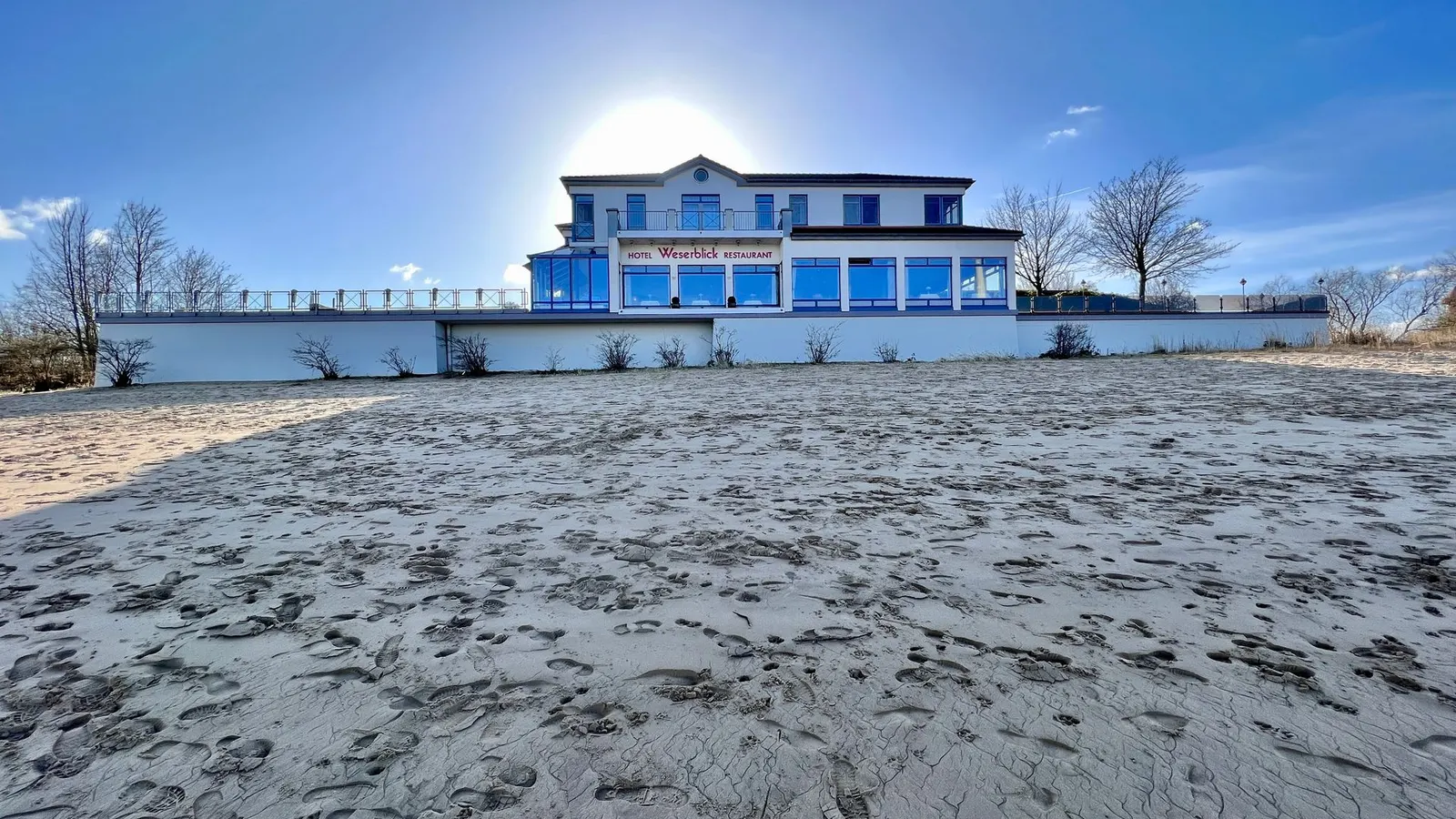 Das Gästehaus Weserblick vom Weser-Sandstrand aus gesehen