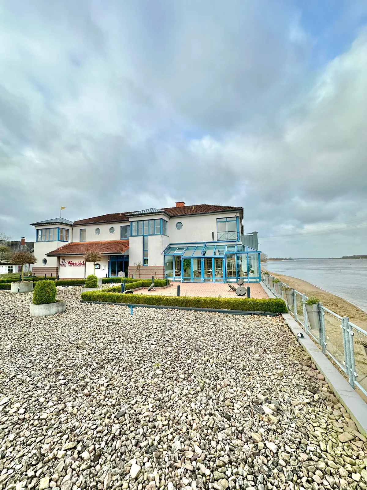 Das Gästehaus Weserblick vom Weser-Sandstrand aus